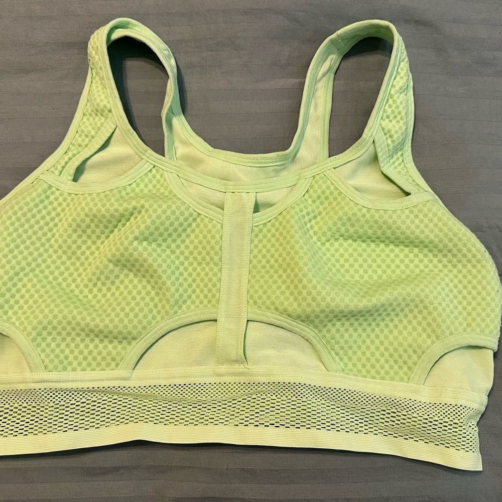 Nike Swoosh UltraBreathe Sports Bra